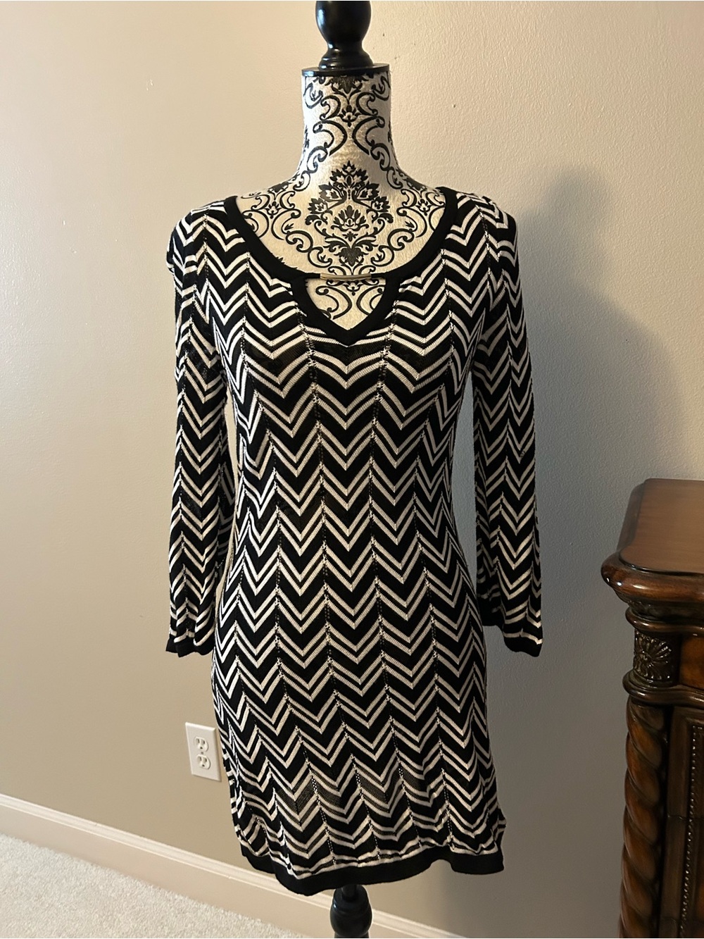 White House Black Market Black & White Chevron Long Sleeve Dress